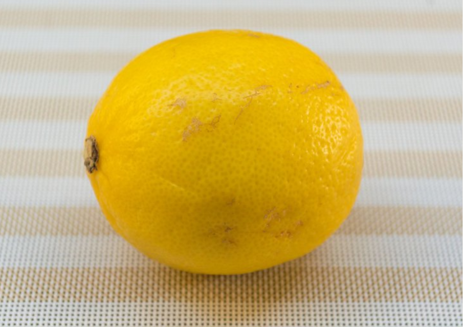 الطريقة الثالثة : إزالة الرؤوس السوداء بدون معجون أسنان - استخدمي عصير الليمون لتقليص المسام