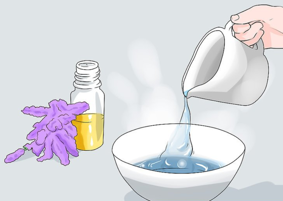 الطريقة الثانية : تبخير الوجه - صب الماء في وعاء وإضافة الزيوت الأساسية