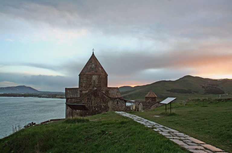 بحيرة سيفان - السياحة في ارمينيا