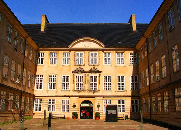 متحف الدنمارك الوطني (Nationalmuseet) ، كوبنهاغن - السياحة في الدنمارك 