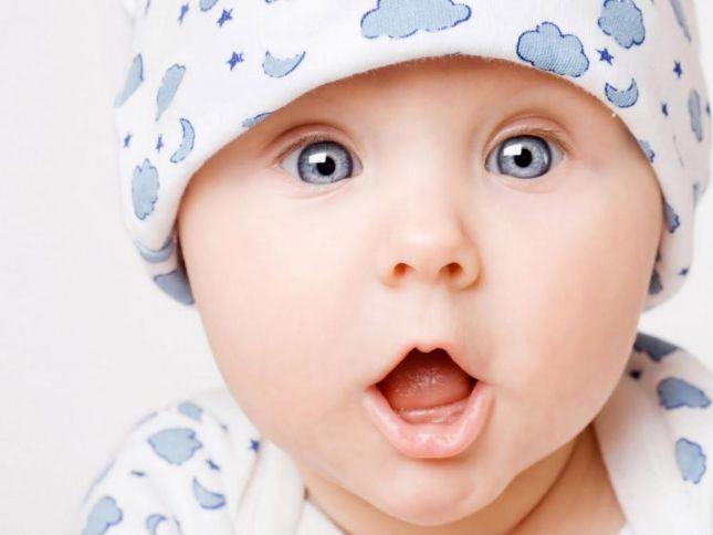 كيفية انجاب طفل بعيون زرقاء 