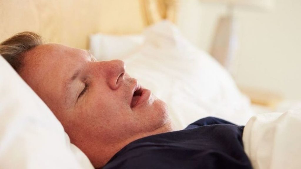 هل القولون يسبب انقطاع النفس أثناء النوم