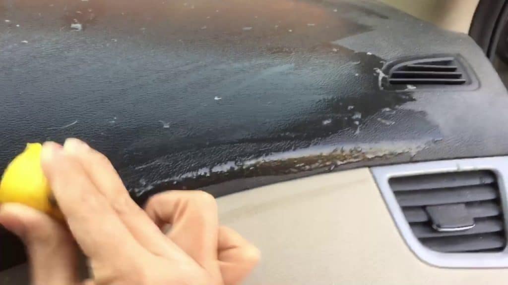 تنظيف تابلوه السيارة بالليمون