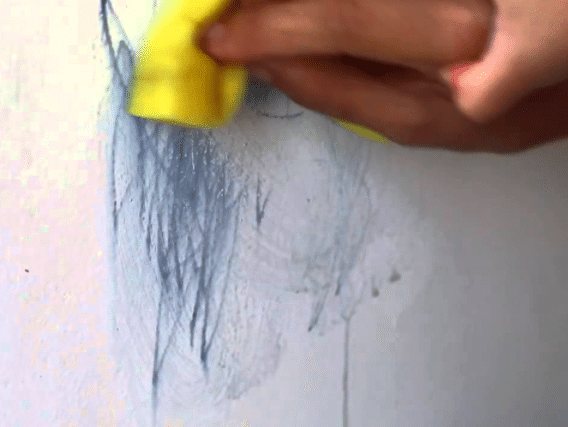 طريقة إزالة قلم السبورة من الجدار