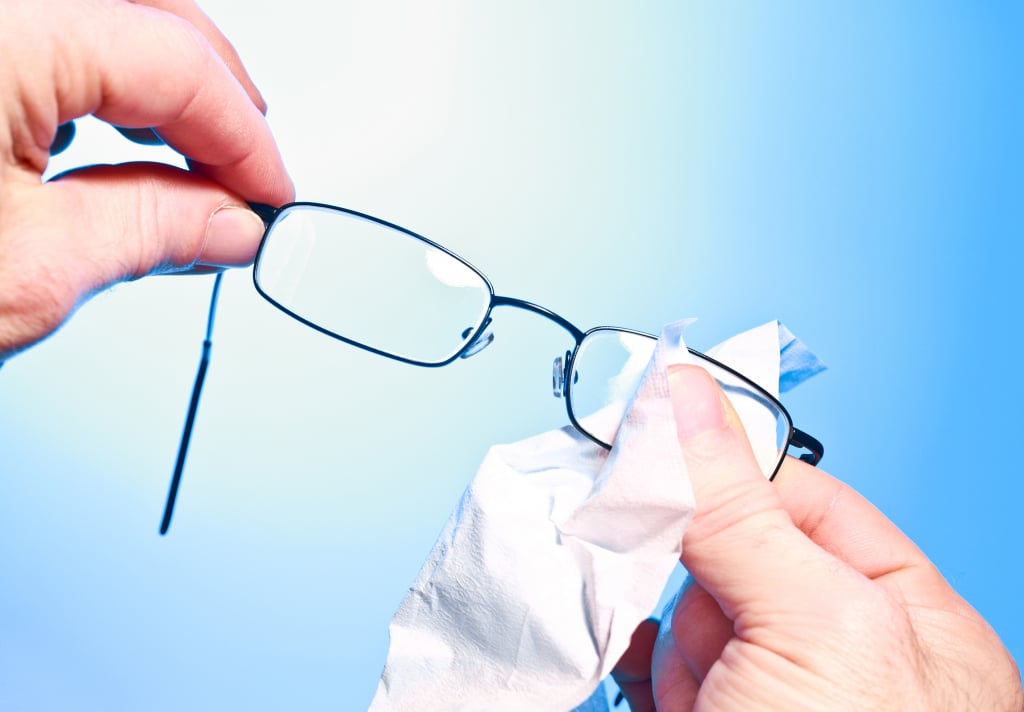 إزالة خدوش النظارات الطبية