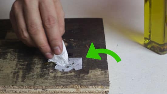 كيفية إزالة آثار اللاصق من الخشب 