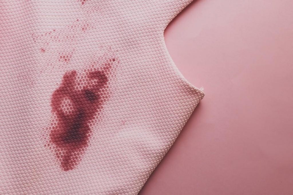 كيفية إزالة بقع الدم من الملابس