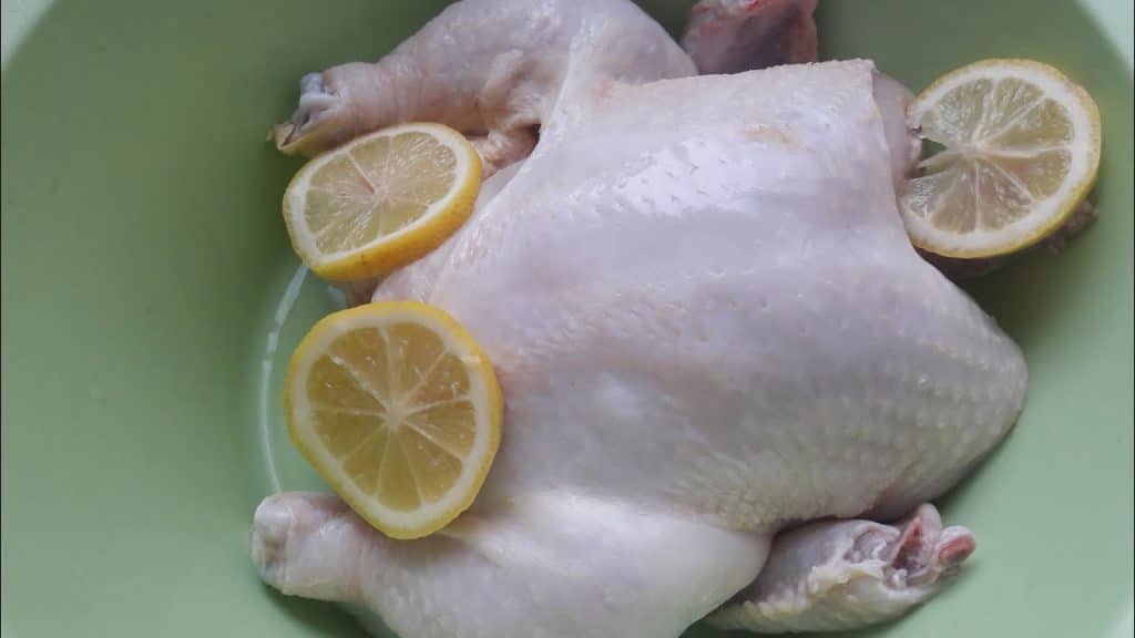 تنظيف الدجاج بملح الليمون