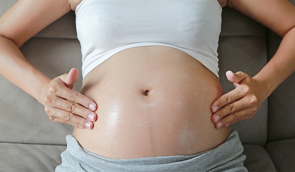 علاج تشققات البطن بعد الولادة بزيت الزيتون