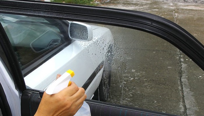 تنظيف زجاج السيارة بالخل