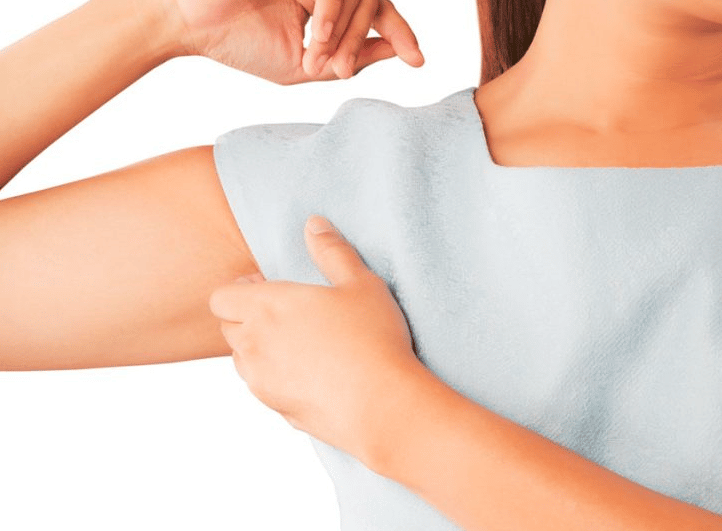هل الورم الليفي في الثدي يسبب ألم في الإبط