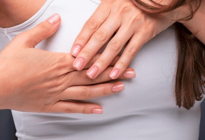 هل الورم الليفي في الثدي يسبب ألم في اليد