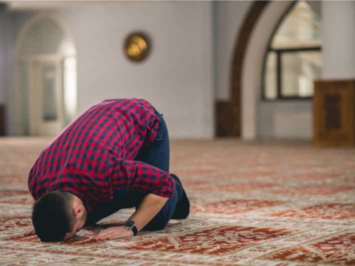 كيفية الصلاة الصحيحة من التكبير إلى التسليم