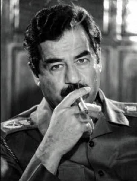 خلفيات صدام حسين يدخن 1
