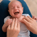 هل بكاء الرضيع يؤثر عليه